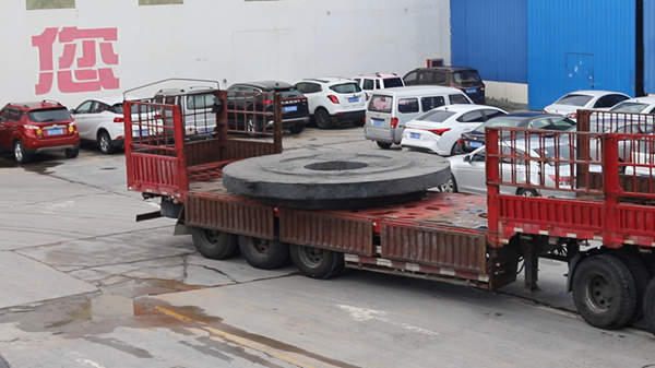 騰飛鑄鋼—中間轉(zhuǎn)臺(tái)